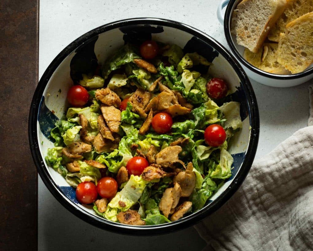 veganer Caesar salad mit like chicken von like meat