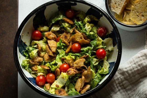 veganer Caesar salad mit like chicken von like meat