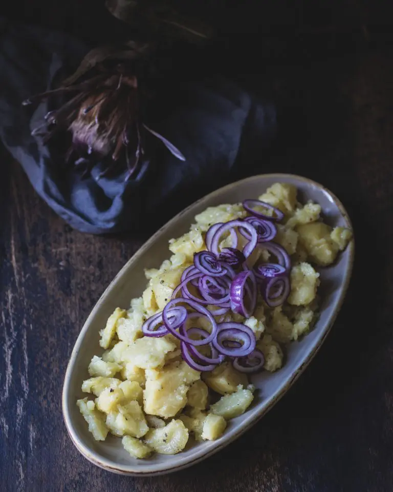 Kartoffelsalat mit roten Zwiebeln