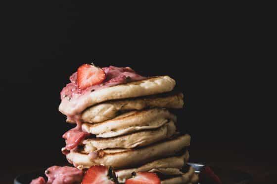 Pancakes mit Vanillejoghurt & Erdbeeren