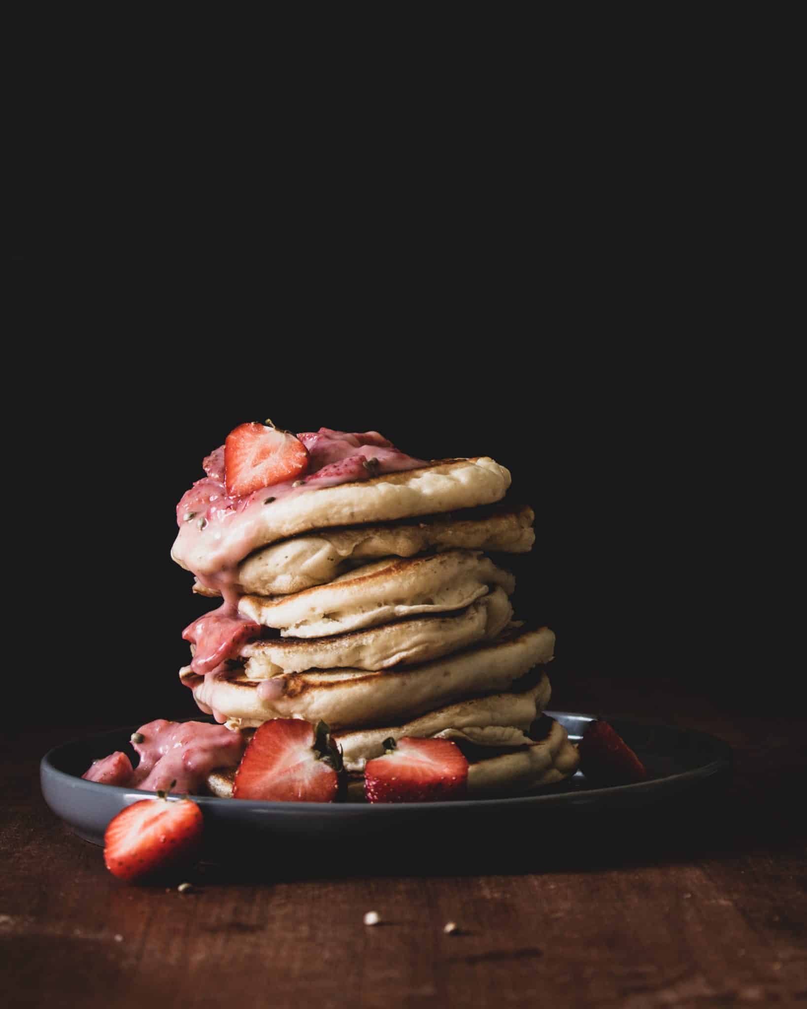 Pancakes mit Vanillejoghurt und Erdbeeren