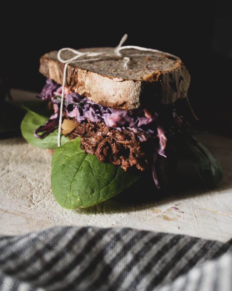 fertiges jackfruit sandwich mit rotkraut salat