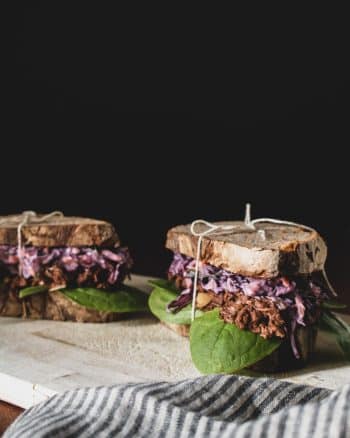 Veganes Jackfruit Sandwich mit Rotkohl und Babyspinat