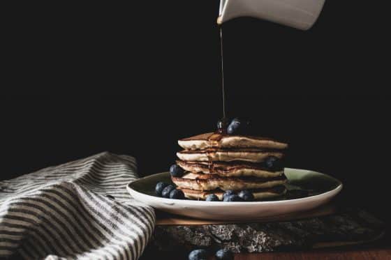 Pancakes gestapelt mit Blaubeeren und Ahornsirup