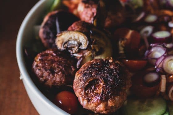 Salat mit vegan Meatballs
