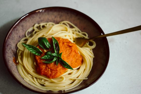 Marinara Tomatensauce mit Spaghetti in einem tiefen Steingutteller