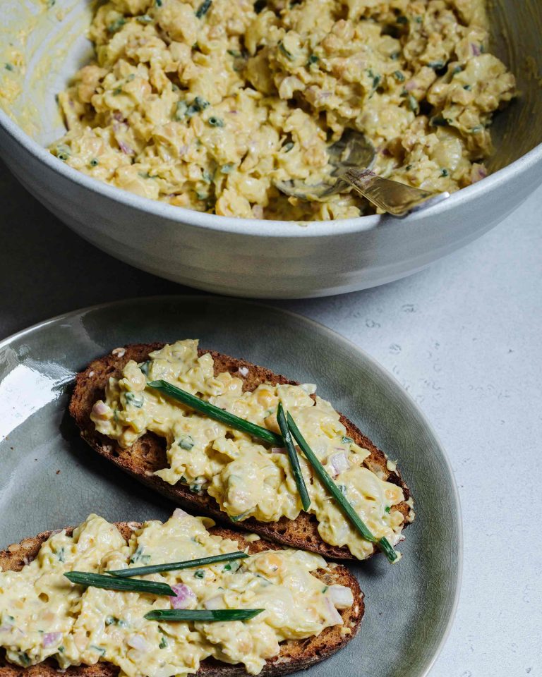 Veganer Eiersalat. Ei Alternative auf einem grün grauen Teller. Brotzeit vegan