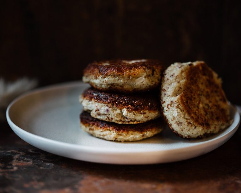 Vegane Frikadellen aus Blumenkohl und Räuchertofu – einfach und herzhaft, serviert mit Kartoffelsalat