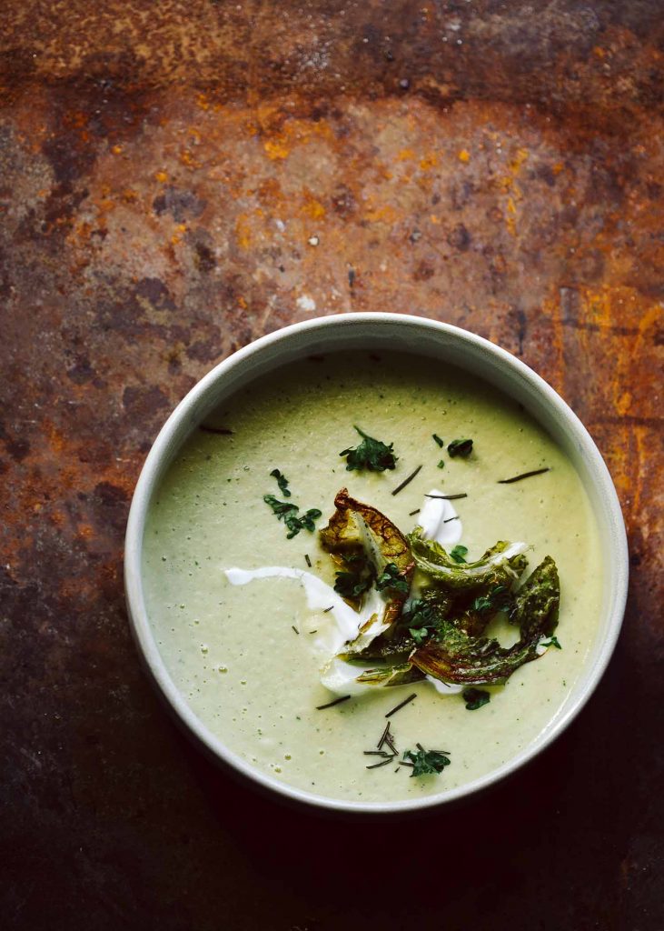 Cremige vegane Blumenkohlsuppe mit Kartoffeln, Kräutern und knusprigen Blumenkohlblättern – einfaches Rezept für eine herbstliche Roasted Cauliflower Soup.