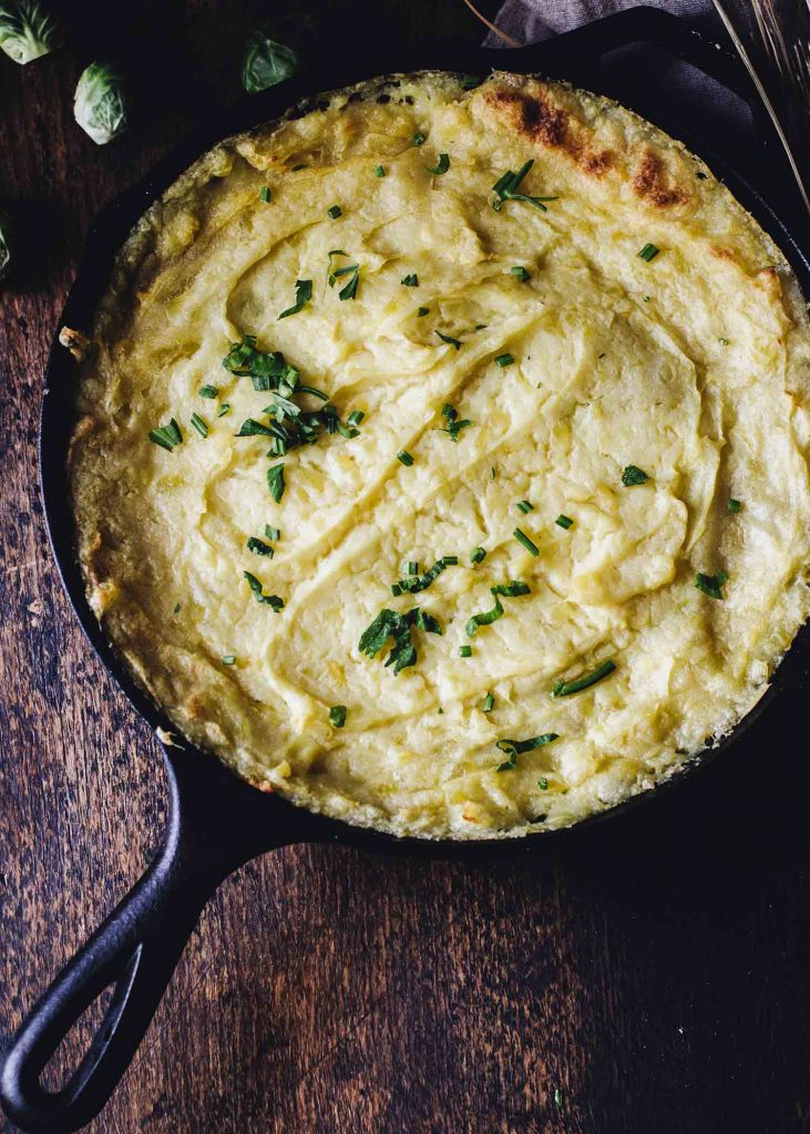 Herzhafter Kartoffelstampf-Auflauf mit Rosenkohl und Pilzen – cremiges Soulfood aus dem Ofen