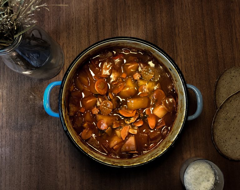 Veganes Kartoffelgulasch mit Paprika, Kartoffeln und Petersilie – herzhaftes Eintopfgericht
