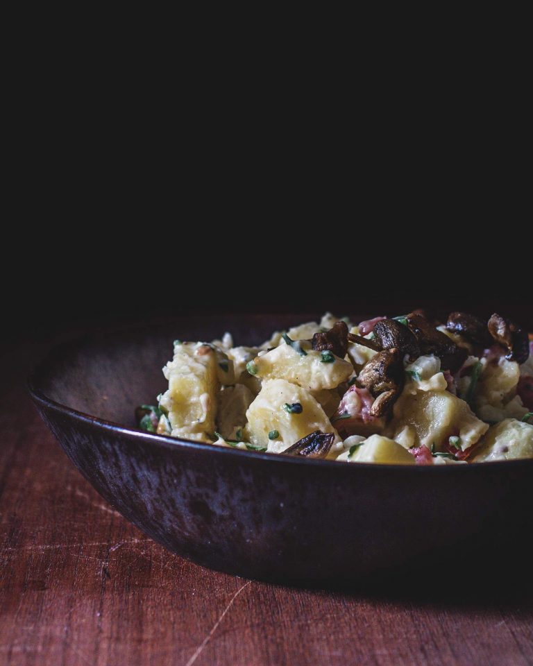 Veganer Kartoffelsalat mit cremigem Dressing, Räuchertofu, Champignons und frischen Kräutern – klassisches Rezept als pflanzliche Beilage.