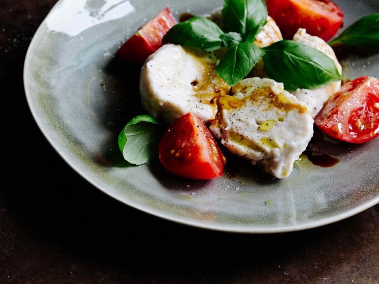 Veganer Cashew-Mozzarella in Salzlake – pflanzlicher Käse zum Selbermachen