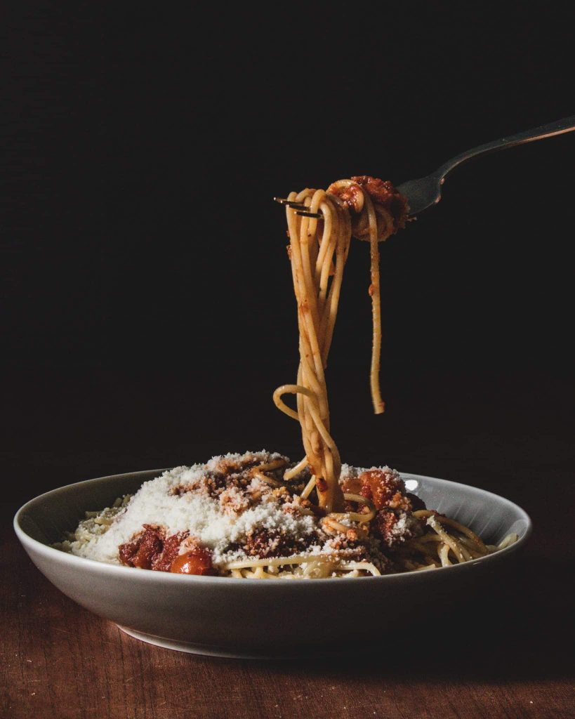 Tomatensauce Rezept – schnell, aromatisch und vielseitig, serviert mit Pasta und frischem Basilikum