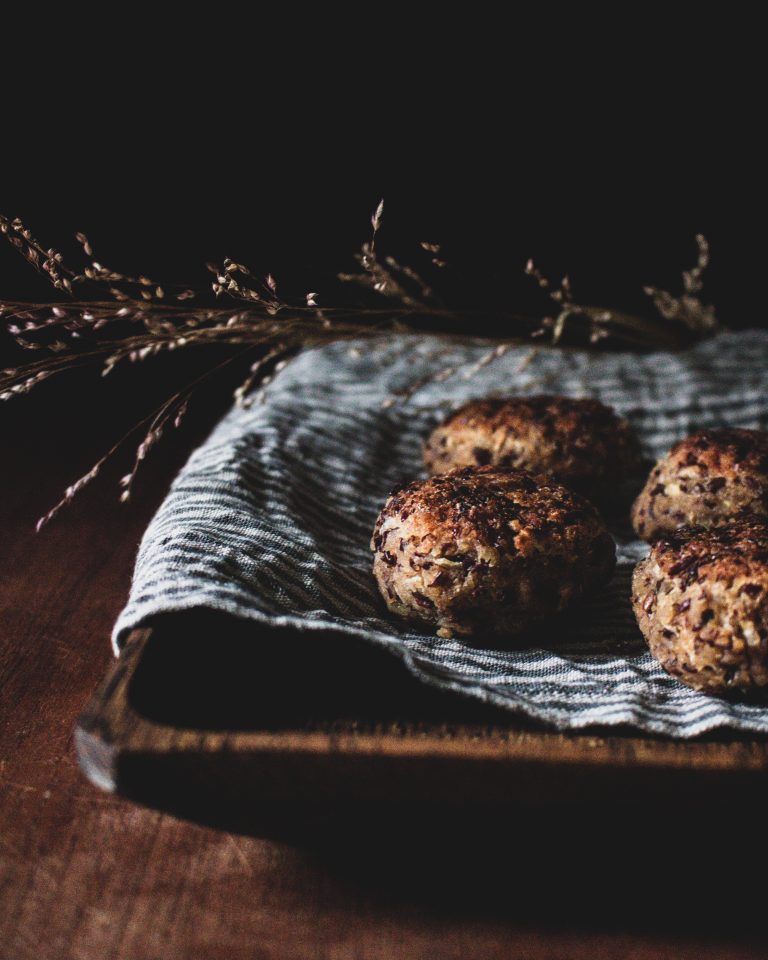 Vegane Bohnenfrikadellen aus Kidneybohnen und Räuchertofu – proteinreiche Fleischalternative