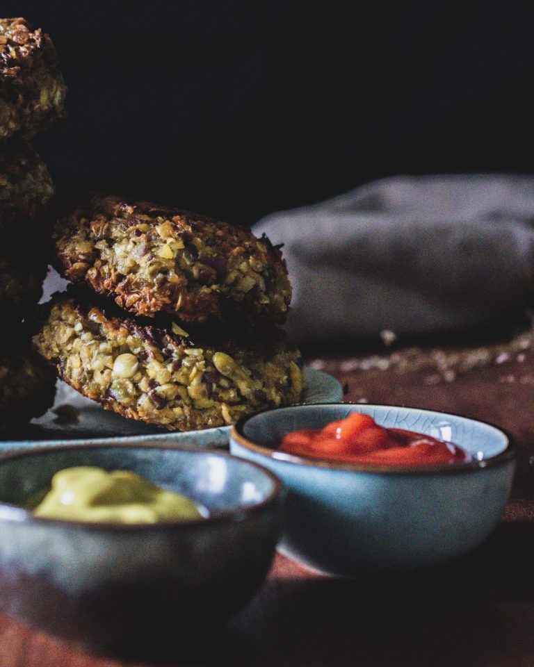 Frikadellen aus Tellerlinsen – einfache vegane Linsenbuletten mit knuspriger Kruste und saftigem Inneren