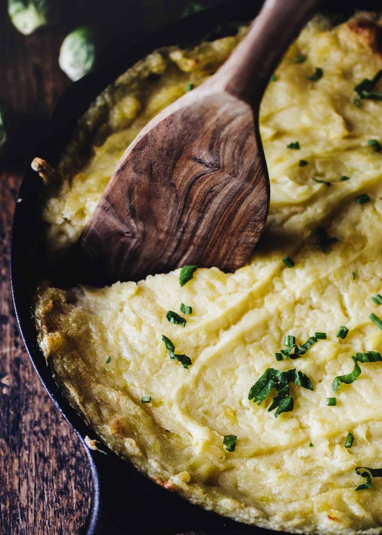 Herzhafter Kartoffelstampf-Auflauf mit Rosenkohl und Pilzen – cremiges Soulfood aus dem Ofen