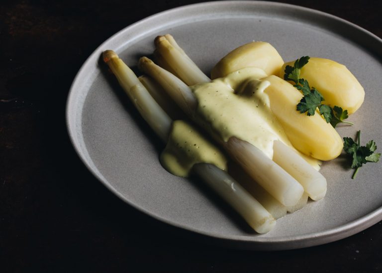 Vegane Sauce Hollandaise Rezept – cremige klassische Sauce ohne Ei, serviert mit Spargel und Kartoffeln