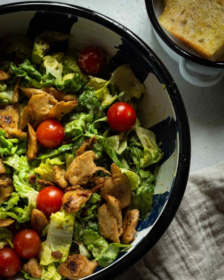 Veganer Caesar Salad mit Römersalat, Cocktailtomaten, knusprigem Chicken-Ersatz und cremigem Dressing – perfekter leichter Sommer-Lunch