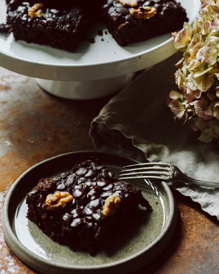 Vegane Zucchini Brownies, saftig und schokoladig, frisch gebacken in einer Form