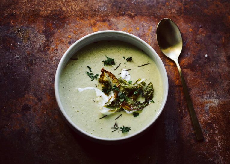 Cremige vegane Blumenkohlsuppe mit Kartoffeln, Kräutern und knusprigen Blumenkohlblättern – einfaches Rezept für eine herbstliche Roasted Cauliflower Soup.