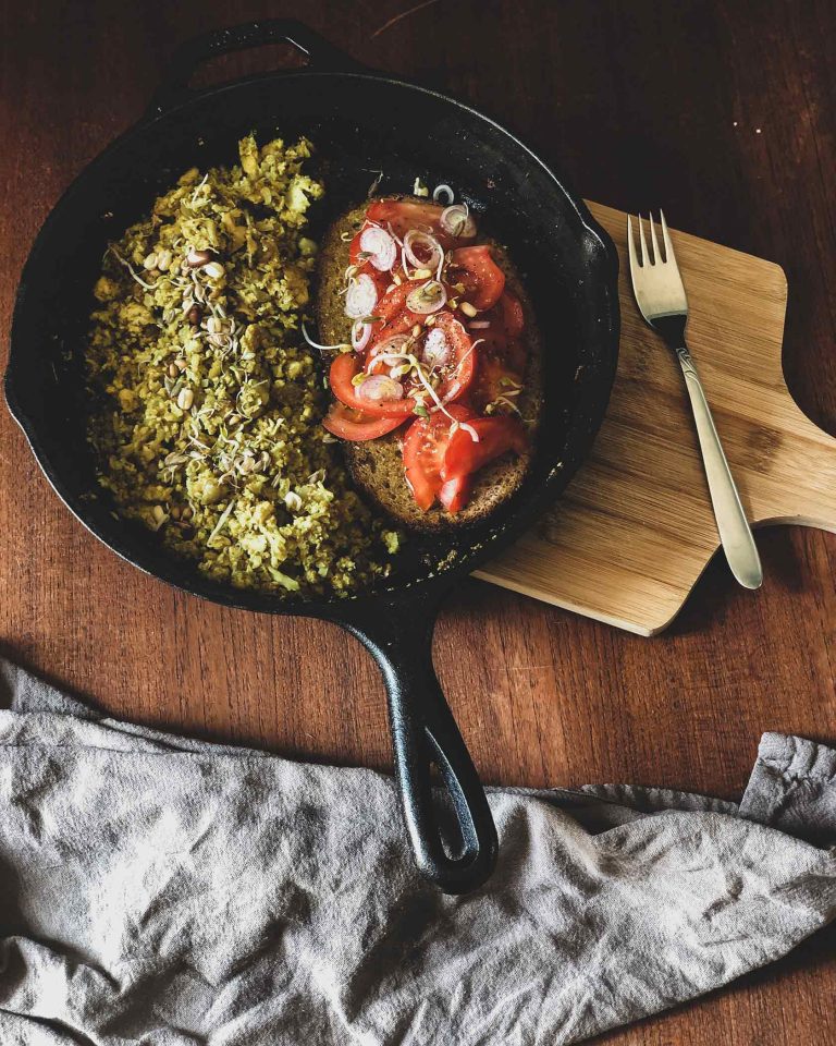 Veganes Rührtofu Rezept mit Blumenkohl – herzhaftes Frühstück mit Tomatenbrot und Sprossen