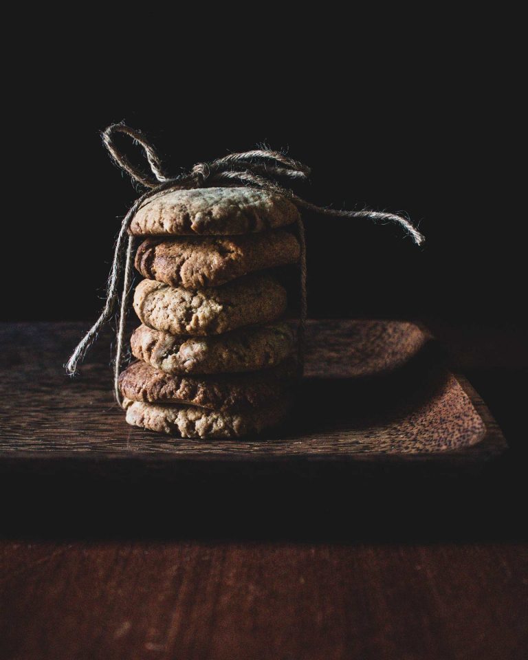 Knusprige Spekulatius Cookies mit winterlichen Gewürzen auf einem Backblech ausgekühlt