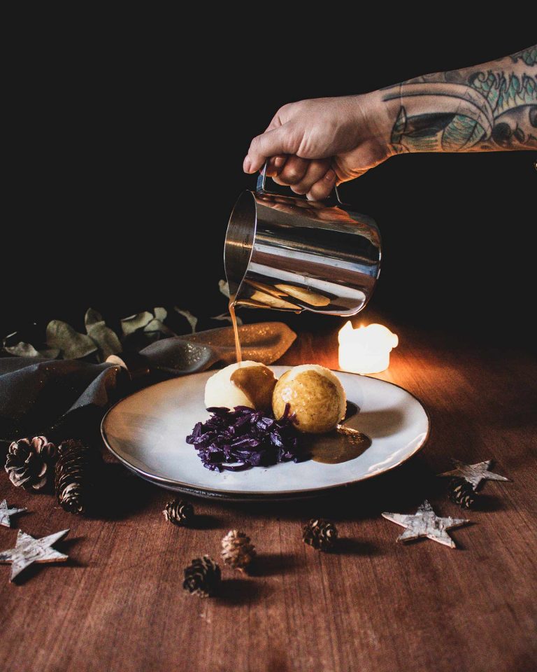 Dunkle vegane Bratensauce in einer kleinen Sauciere, aromatisch und glänzend serviert