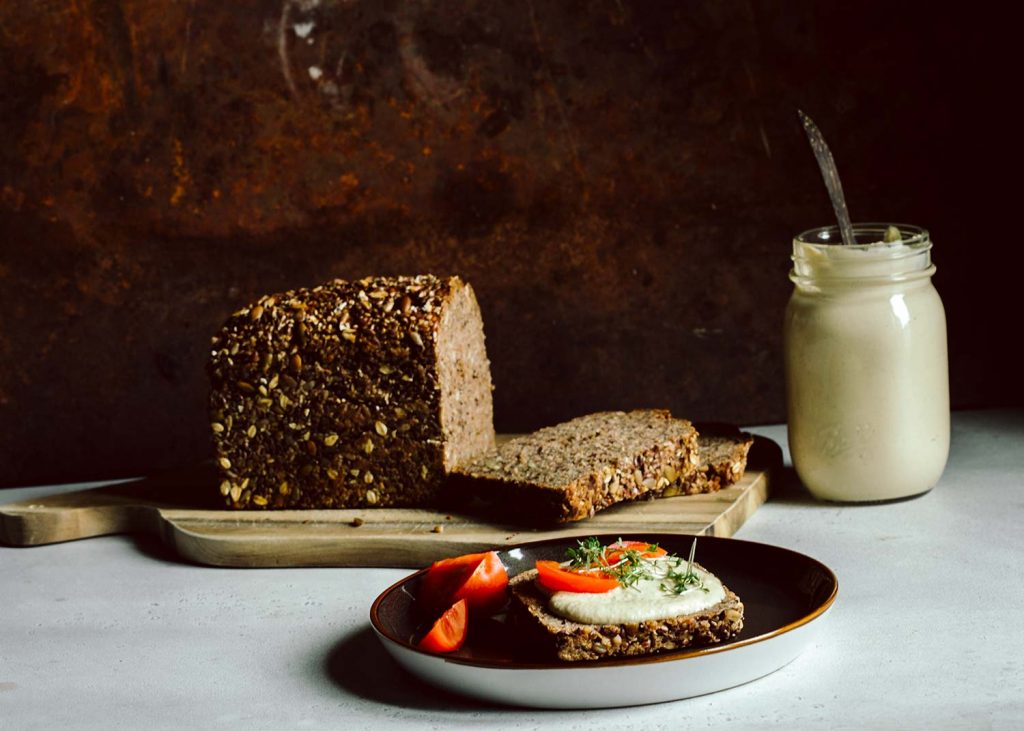 Cremige vegane Cashewcreme in einer Schale serviert, glatt püriert und leicht glänzend Meta-Beschreibung: Cremige vegane Cashewcreme – als Dip, Brotaufstrich oder Pastatopping. Schnell gemixt, vielseitig einsetzbar und reichhaltig im Geschmack.