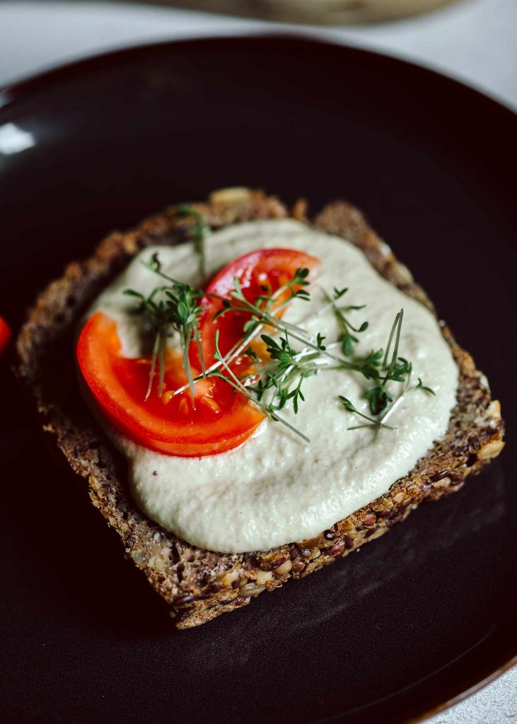 Cremige vegane Cashewcreme in einer Schale serviert, glatt püriert und leicht glänzend Meta-Beschreibung: Cremige vegane Cashewcreme – als Dip, Brotaufstrich oder Pastatopping. Schnell gemixt, vielseitig einsetzbar und reichhaltig im Geschmack.