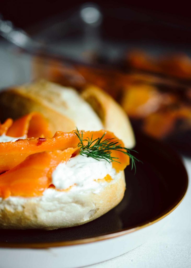 Veganer Lachs aus hauchdünn gehobelten Karottenstreifen, eingelegt in Algenmarinade
