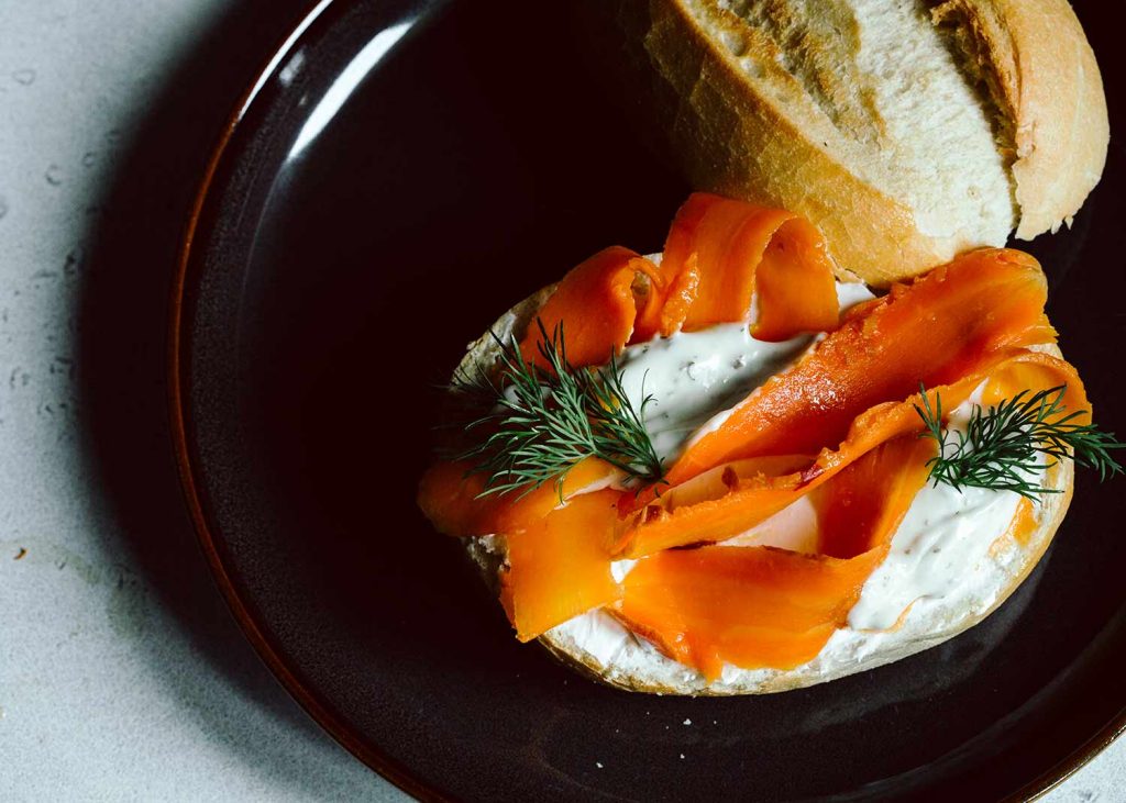 Veganer Lachs aus hauchdünn gehobelten Karottenstreifen, eingelegt in Algenmarinade