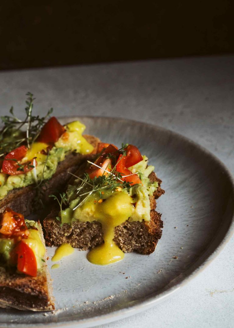 Cremiges veganes Eigelb in einer kleinen Schale, goldgelb angerührt und servierbereit