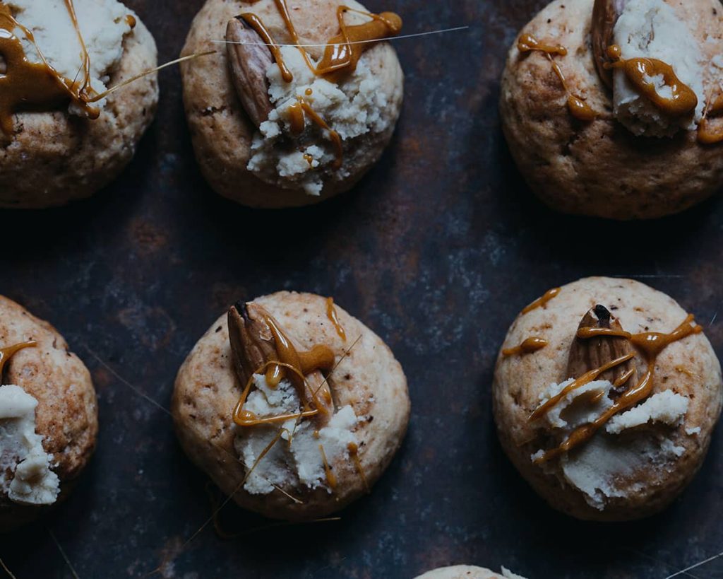 Vegane Weihnachts Cookies mit Mandeln, weißer Schokolade und Zuckerfäden auf einem Backblech