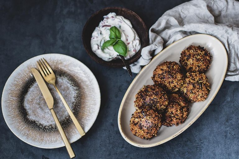 Knusprige Hirsebratlinge mit cremigem veganem Dip