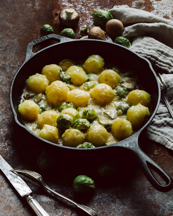 Knödelpfanne mit Rosenkohl, Champignons und cremigem Hefeschmelz