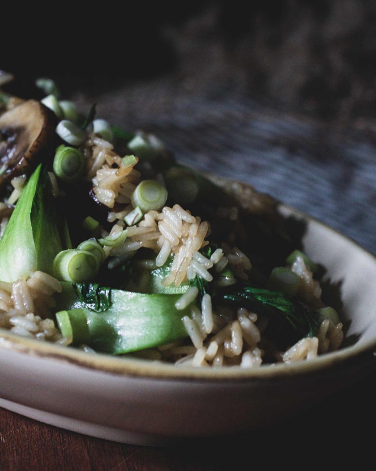 Jasminreis mit Pak Choi, Champignons und Frühlingszwiebeln aus der Pfanne