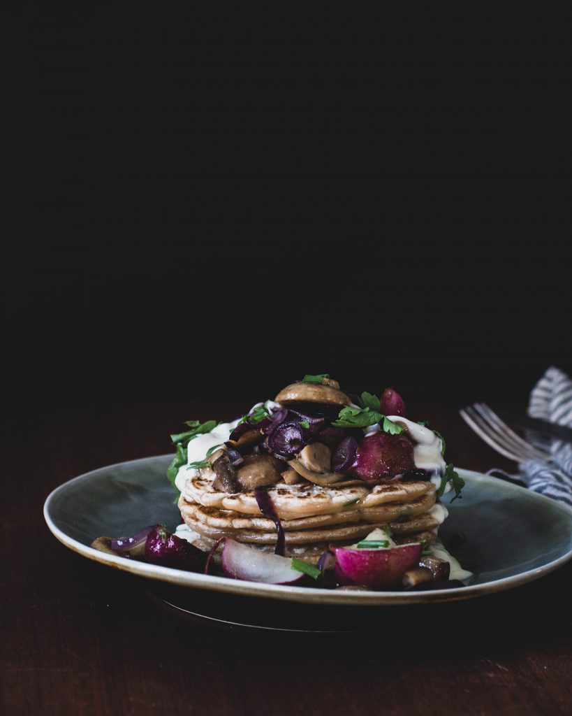 Herzhafte vegane Pancakes mit gebratenem Gemüse und cremigem Dip