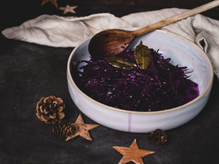 Veganer Apfelrotkohl, geschmort mit Apfel und winterlichen Gewürzen, in einem Topf serviert.