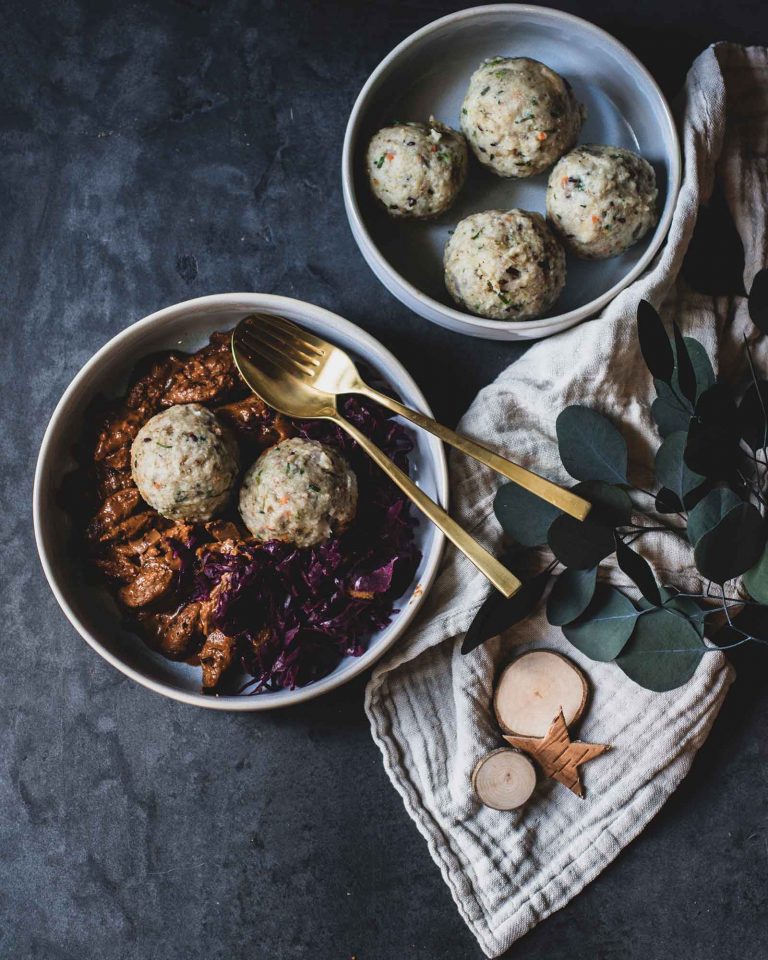 Veganes Schwarzbiergulasch mit Sojaschnetzeln, serviert in einer Schmorpfanne.