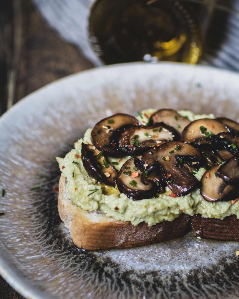 Cremige Avocado Creme als veganer Aufstrich mit Champignon-Topping