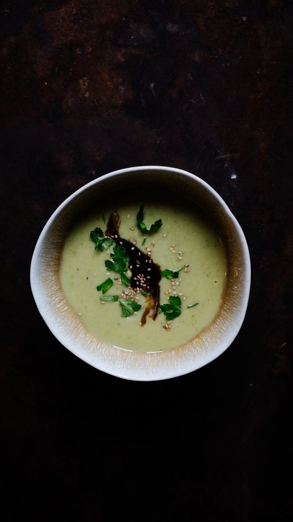 Vegane Rezepte, hier findest du eine Cremige Rosenkohlsuppe von theveganloversclub