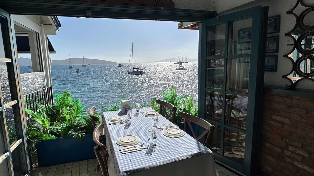 Vegane Mezze im Restaurant Müdavim in Bodrum mit Meerblick