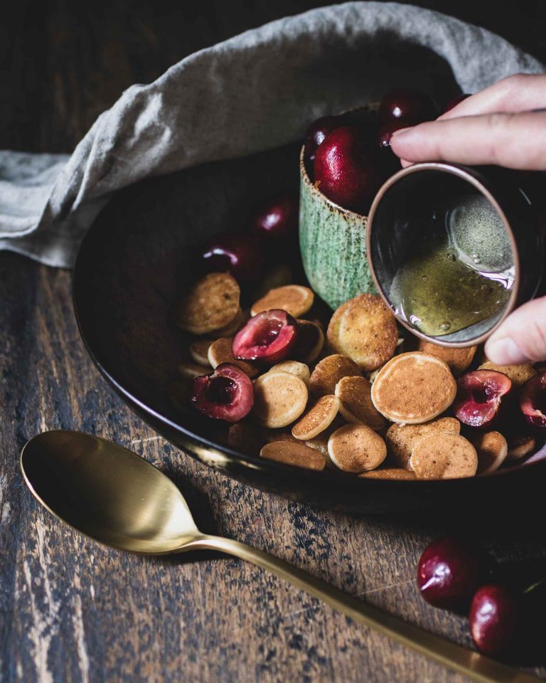 Pancakes Cereal aus veganen Mini Pancakes mit Ahornsirup