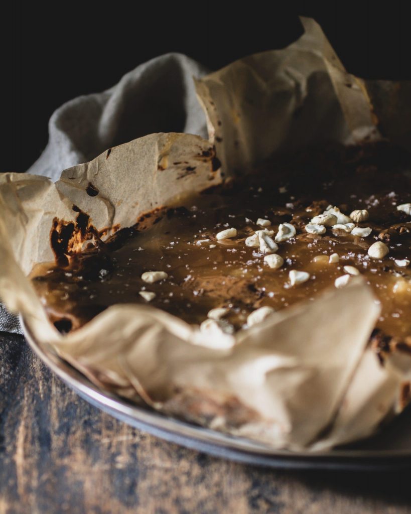 Saftiger Salted Caramel Erdnussbutter Brownie mit Schokolade und Erdnüssen