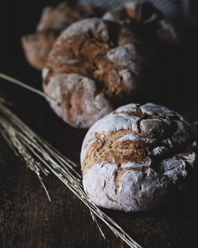 Knusprige Roggen Dinkel Brötchen frisch aus dem Ofen
