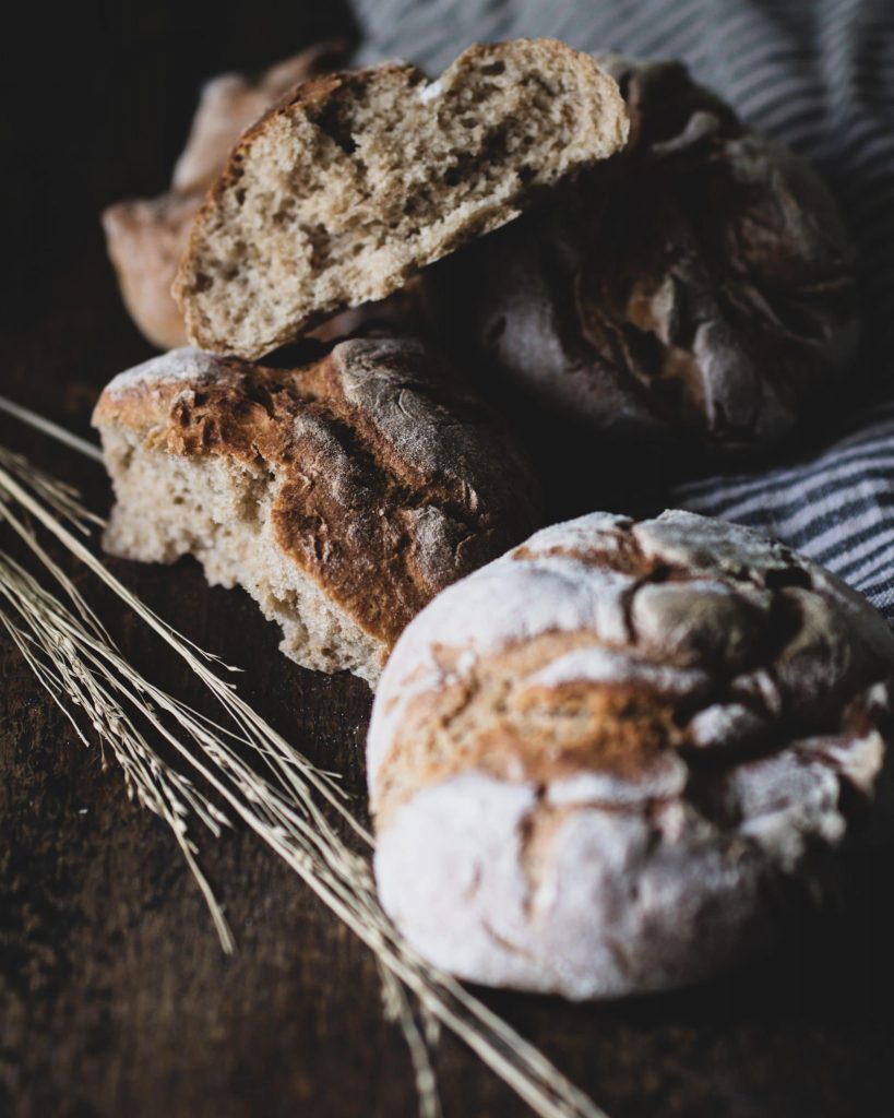 Knusprige Roggen Dinkel Brötchen frisch aus dem Ofen