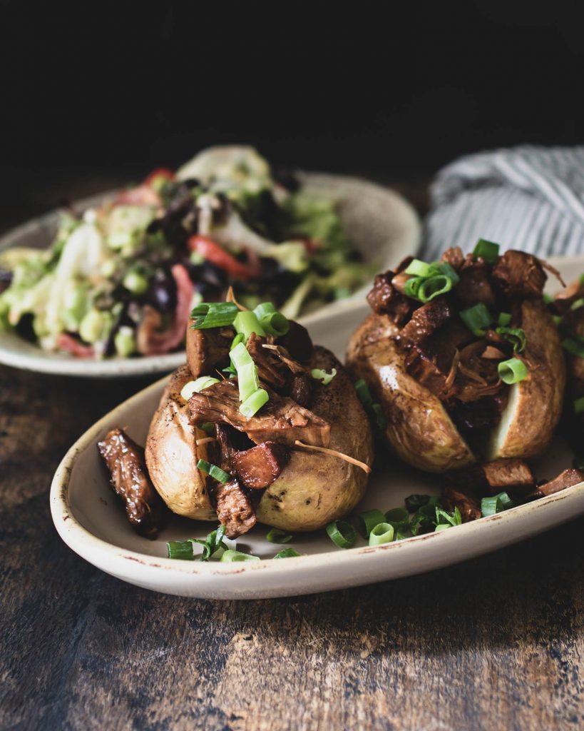 Gefüllte Ofenkartoffeln mit würziger Jackfruit und frischem Salat