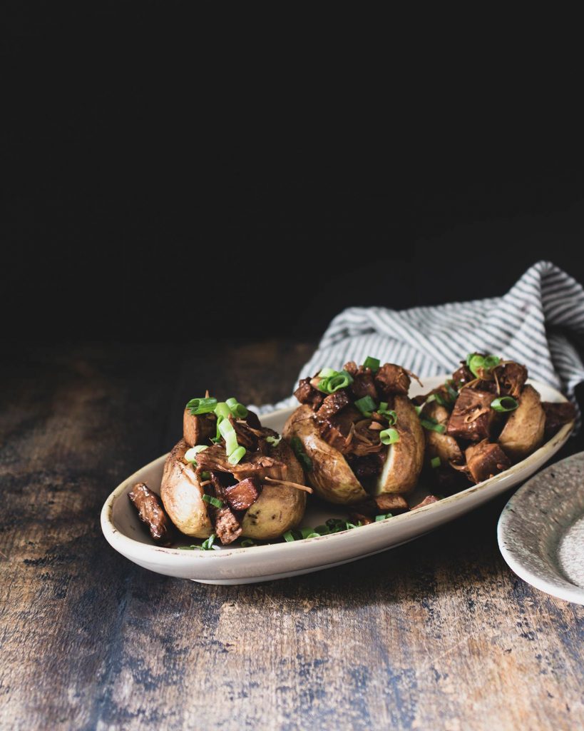 Gefüllte Ofenkartoffeln mit würziger Jackfruit und frischem Salat