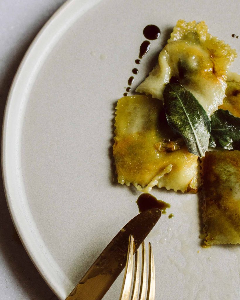 Vegane Ravioli mit Kürbis und Rosenkohl in Salbeibutter